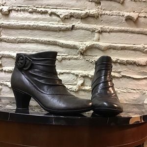 Cobb Hill molded sole gray leather booties